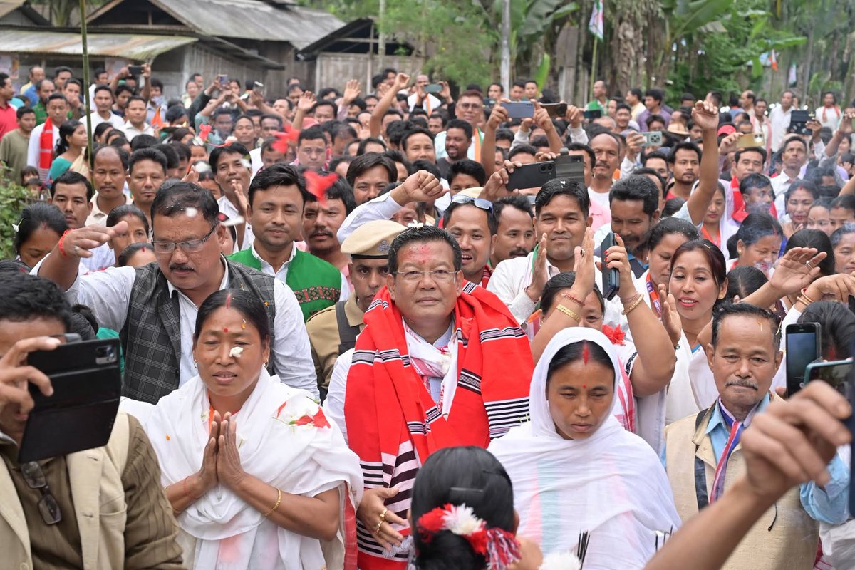 khetramborahasm's tweet photo. চতুৰ্থবাৰৰ বাবে বিধায়ক হিচাপে জয়লাভ কৰি নিৰ্বাচিত হোৱা আমাৰ গৃহ সমষ্টি ৭৭ নং ঢকুৱাখনা বিধানসভা সমষ্টিৰ সন্মানীয় বিধায়ক শ্ৰী নৱ কুমাৰ দলে ডাঙৰীয়াক এই গৌৰৱময় মূহুৰ্তত আন্তৰিক অভিনন্দন আৰু শুভেচ্ছা জ্ঞাপন কৰিলো। 🙏🏻

@doley_naba https://t.co/7KJBJ5eCU8