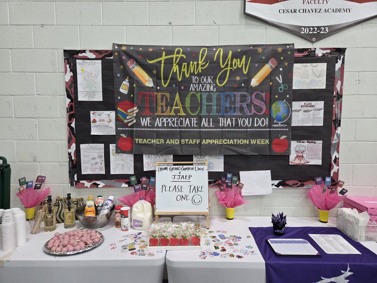 ChristineGleas1's tweet photo. We love our teachers! @Acuna008 @maeccaeduc #ysleta https://t.co/PPlelAMxmj