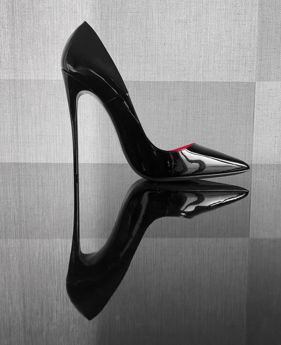 Reflections of perfection. ✨ Our Black Patent Z50 Pumps are more than just heels—they are a work of art. Featuring a sharp silhouette and a mirror-like shine, these stilettos are designed for those who appreciate the finer details of Italian craftsmanship. 🖤👠