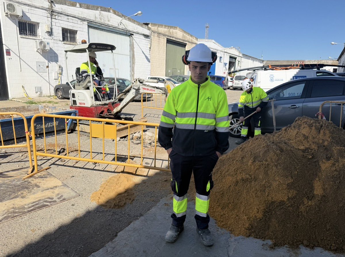 AguasDeHuelva's tweet image. #Empleabilidad Visitamos a Raúl Gómez, alumno del ciclo de FP Dual de Estaciones de Tratamiento de Agua del IES Pintor Pedro Gómez, que realiza sus prácticas con nosotros este año. Hoy toca ayudar con la instalación de una acometida.💧👷‍♂️ #Formación #Futuro #Huelva