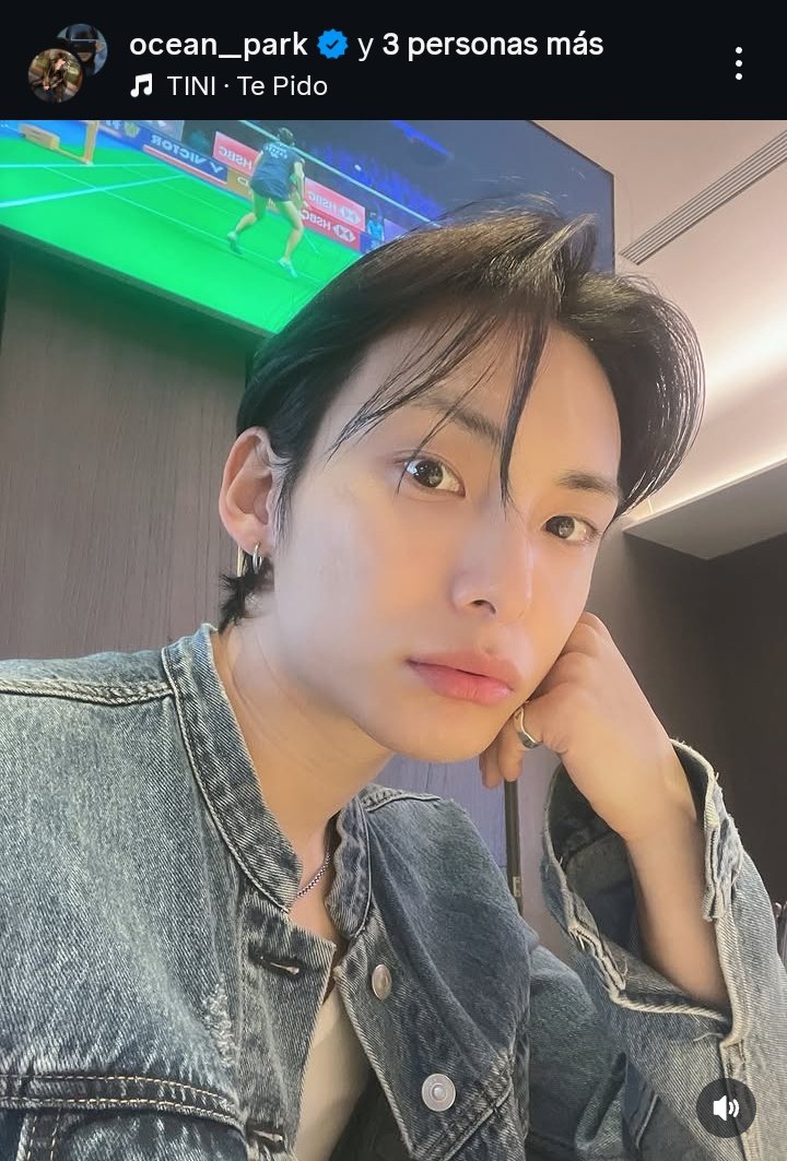 El artista Junhee musicalizando su post de instagram con la canción de Tini ' Te Pido '🩷