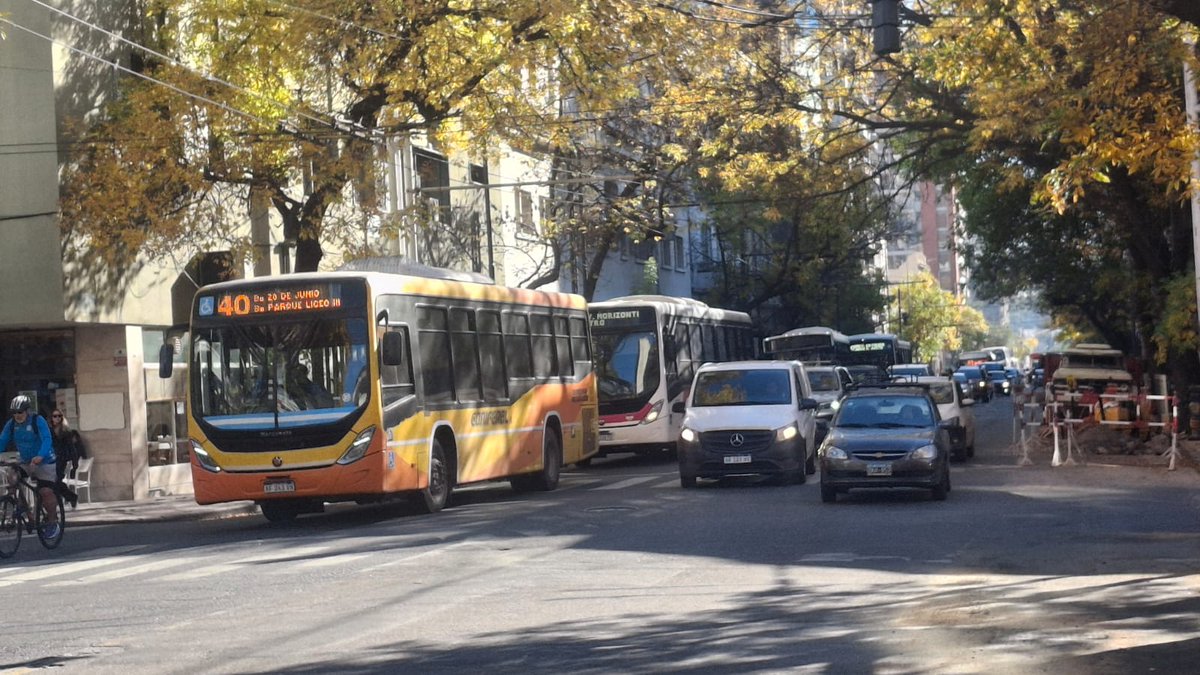 leoguevara80's tweet image. #Cordoba #Transito corte por obras en parte de avenida General Paz y costanera abierta. Los ingresos al centro con mucha circulación de vehículos en el primer día de la semana. Hoy bancos con atención normal después de tres días cerrados. Movil @radiomitrecba.