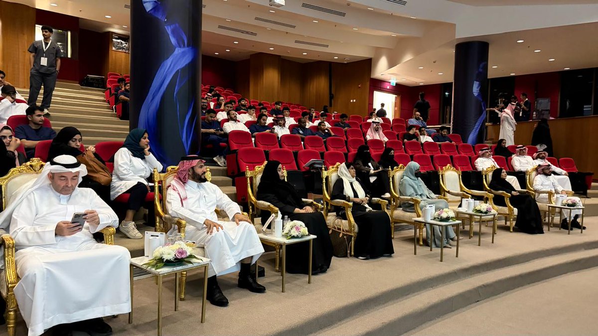 nurscol's tweet photo. كلية التمريض بجامعة الملك سعود تنظّم الندوة العلمية الثالثة حول الاتجاهات الحديثة في القبالة وتمريض صحة الأمومة والطفولة

تحت رعاية سعادة عميد كلية التمريض أ.د. حمود بن عوض الحربي، وبحضور سعادة وكيلة الكلية للشؤون الأكاديمية د. لطيفة بنت عبدالرحمن الماطر، نظّم قسم تمريض صحة الأمومة والطفولة الندوة العلمية الثالثة تحت شعار: “الاتجاهات الحديثة في القبالة وتمريض صحة الأمومة والطفولة”.

وجاءت الندوة في إطار جهود كلية التمريض بجامعة الملك سعود لتعزيز الحراك العلمي، ومواكبة المستجدات الحديثة في تخصصات التمريض والقبالة، بما يسهم في تطوير الممارسات التعليمية والمهنية، ورفع جودة الرعاية الصحية المقدمة للأم والطفل.

وشهدت الندوة تكريم عدد من الداعمين والمؤسسين لبرنامج بكالوريوس القبالة، تقديرًا لإسهاماتهم الرائدة في تأسيس البرنامج ودعم مسيرته الأكاديمية، ودورهم في تمكين أحد التخصصات الصحية المهمة المرتبطة بصحة المرأة والأسرة والمجتمع.

وأكدت سعادة رئيس قسم تمريض صحة الأمومة والطفولة د. ابتسام بنت عمر جحلان، أن تنظيم هذه الندوة يأتي امتدادًا لحرص القسم على مواكبة الاتجاهات العلمية والمهنية الحديثة في مجالات القبالة وصحة الأمومة والطفولة، مشيرةً إلى أن هذه التخصصات تمثل ركيزة مهمة في دعم صحة الأسرة والمجتمع، وتعزيز جودة الرعاية الصحية المقدمة للأم والطفل.

وأضافت أن الندوة تسعى إلى ربط المعرفة الأكاديمية بالتطبيقات المهنية الحديثة، وإبراز دور الكوادر التمريضية والقبالة في تطوير الممارسة الصحية، إلى جانب تمكين الطلبة من المشاركة في مشاريع تطبيقية تسهم في إيجاد حلول مبتكرة للتحديات الصحية، بما يعكس مستوى التميز العلمي والمهني الذي تسعى إليه كلية التمريض بجامعة الملك سعود.

وتخلل الندوة جلسة حوارية استضافت د. يوسف الشملاني، أدارت حوارها د. عبير مباركي، وناقشت مستقبل التمريض ودور الممرضين في تمريض الأطفال، إلى جانب أبرز التحولات المهنية والعلمية في مجال الرعاية التمريضية للأطفال، وأهمية تطوير الكفاءات التمريضية القادرة على التعامل مع المتغيرات الصحية والمهنية الحديثة.

وفي جانب العروض العلمية، قدّمت كل من أ. ريم العرف، أ. هيفاء حسين، أ. لطيفة العبيد عددًا من الموضوعات المتخصصة التي أثرت المحتوى العلمي للندوة، وشملت تطبيقات الذكاء الاصطناعي في التعليم والممارسة التمريضية، إلى جانب استعراض التجربة الإنسانية للآباء أثناء الولادة، وما يرتبط بها من أبعاد نفسية واجتماعية وصحية.

كما برز الحضور الطلابي في الندوة من خلال عرض عدد من المشاريع التطبيقية المبتكرة، التي ركزت على إيجاد حلول عملية للتحديات الصحية، وتحسين جودة الرعاية المقدمة في مجالات صحة الأمومة والطفولة، وذلك تحت إشراف د. أنوار الخنيزي.

وتأتي هذه الندوة امتدادًا لدور #كلية_التمريض بـ #جامعة_الملك_سعود في دعم التميز الأكاديمي والبحثي، وتعزيز التكامل بين التعليم والممارسة، وإتاحة الفرص للطلبة وأعضاء هيئة التدريس للمشاركة في مبادرات علمية تسهم في تطوير مهنة التمريض والقبالة، بما يتواءم مع مستهدفات تطوير القطاع الصحي في المملكة.