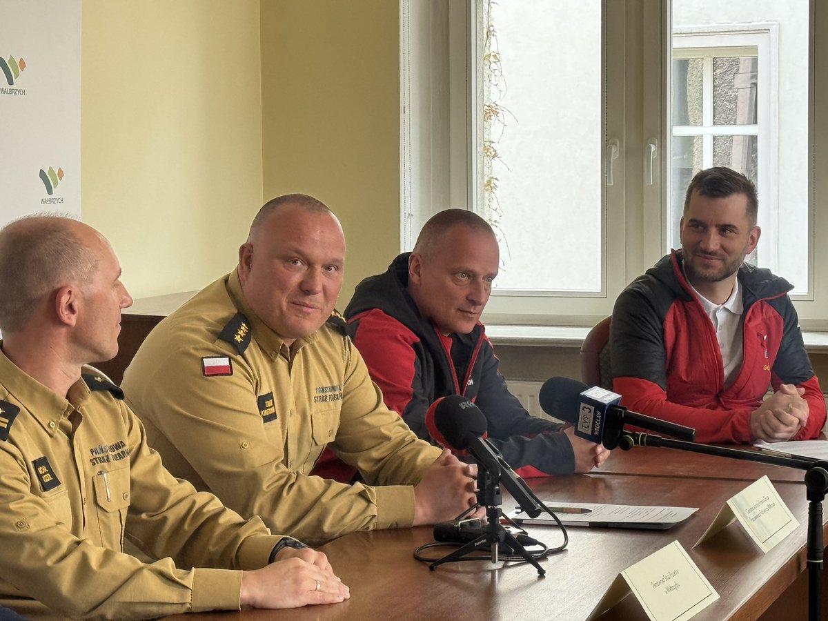 WalbrzychMM's tweet photo. W Wałbrzychu wzmacniamy system ochrony ludności. Podpisane porozumienia z #WOPR, #GOPR, #OSP i harcerzami to lepsza koordynacja, sprzęt i szkolenia. Większe bezpieczeństwo mieszkańców – dziś i na przyszłość.
@RomanSzelemej https://t.co/Y279Qml7IG