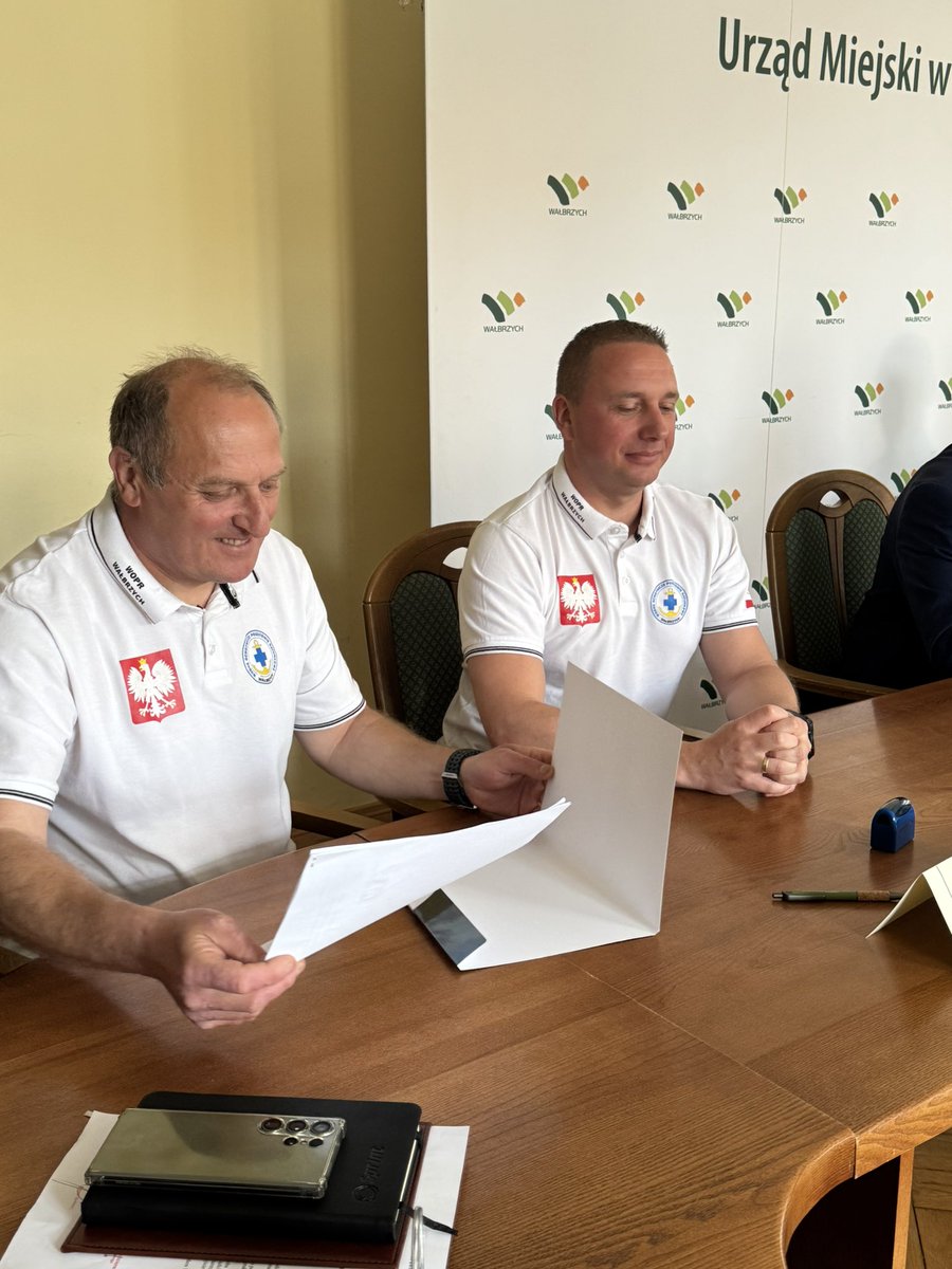 WalbrzychMM's tweet photo. W Wałbrzychu wzmacniamy system ochrony ludności. Podpisane porozumienia z #WOPR, #GOPR, #OSP i harcerzami to lepsza koordynacja, sprzęt i szkolenia. Większe bezpieczeństwo mieszkańców – dziś i na przyszłość.
@RomanSzelemej https://t.co/Y279Qml7IG