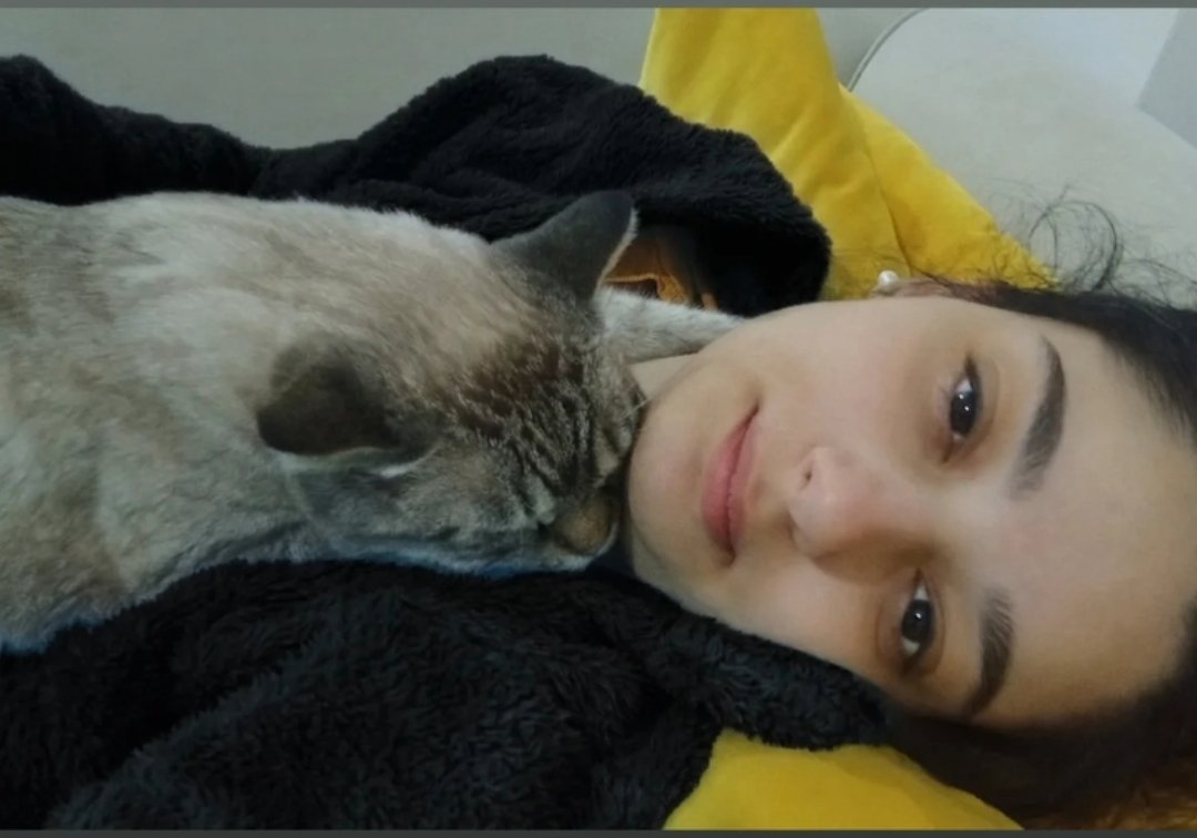 snem290's tweet photo. Bir bebekten farkı var mı siz söyleyin ?boynuma sokulup anne şefkati, güveni hissediyor ve en rahat böyle uyuyor. Evet doğum yapmadım ama ben de bir canın sığınacak limanı,güvendiği, sevgi ve bakım gördüğü tek kişiyim. Ayrıca size kalsa zaten annelik rütbesi almak  için + https://t.co/N2geWJ85SD