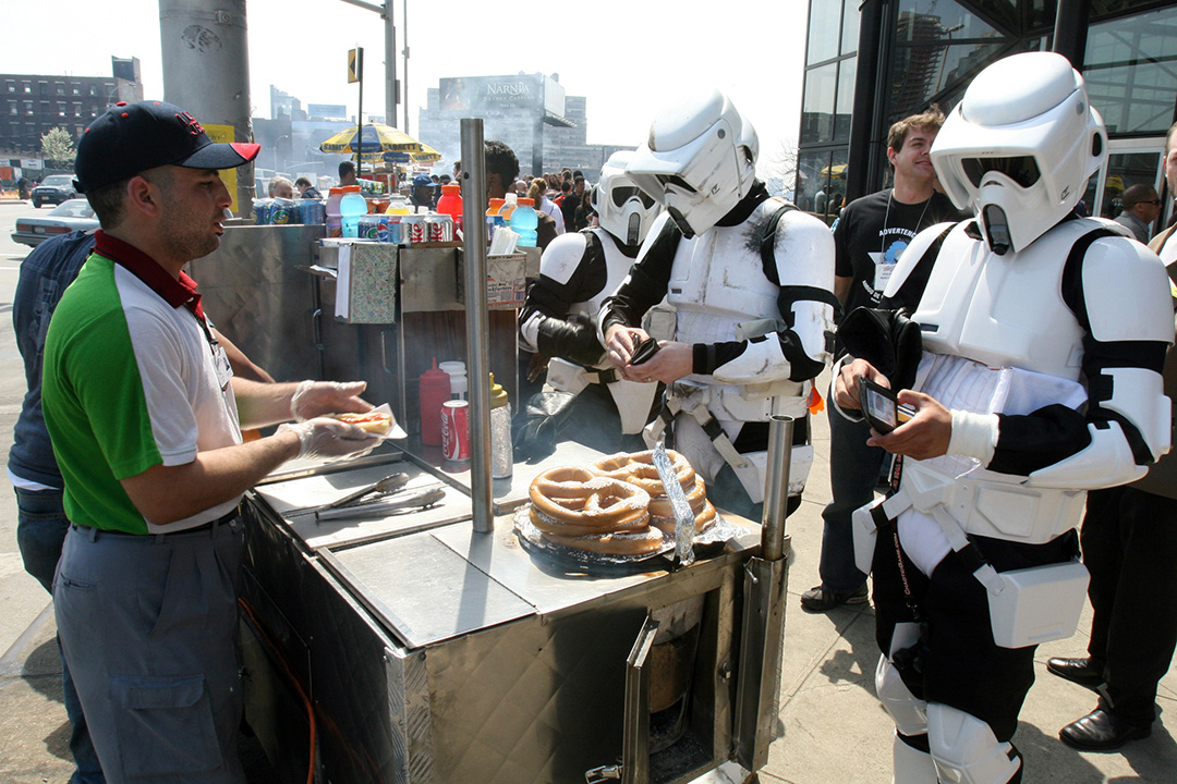 SiegelNYDN's tweet image. MAY THE 4TH
Imperial stormtroopers stop for a local delicacy at #ComicCon at the Javits Center in 2008. @starwars