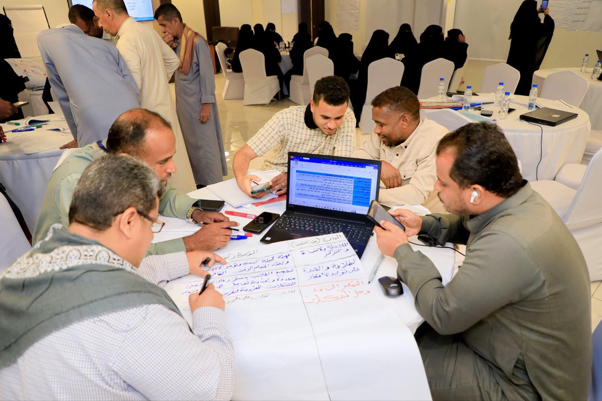 SaudiDRPY's tweet photo. اختُتم في محافظة #حضرموت مشروع الشهادات الدولية المهنية في التدريس (IPTC) لتأهيل المعلمين ورفع كفاءة الممارسات التعليمية، حيث استهدف 70 متدرباً عبر برنامج تدريبي مكثف للمستفيدين بواقع 250 ساعة، جمع بين #التدريب المباشر والتعلم الذاتي، وتضمّن زيارات ميدانية وأنشطة تطبيقية أسهمت في تعزيز الممارسات التعليمية 📚✨

يستهدف المشروع تأهيل 200 معلم ومعلمة في #حضرموت و #عدن و #تعز، من خلال برامج تدريبية متخصصة تُعنى ببناء القدرات التربوية وتعزيز #المهارات المهنية. ويأتي المشروع بالشراكة بين #البرنامج_السعودي_لتنمية_وإعمار_اليمن، وجامعة الملك سعود ممثلةً في معهد الملك عبدالله للبحوث والدراسات، ومجموعة هائل سعيد أنعم وشركاه، وبرنامج التنمية الإنسانية، وبإشراف وزارة التربية والتعليم في #اليمن.
#SDGs