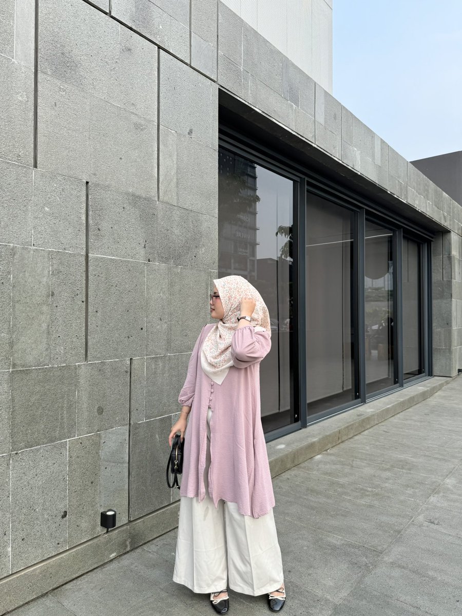crankygvrl's tweet photo. sejujurnya.... outfit longgar (blm syari yh) juga LUCU BAGUS CANTIK loh....

walau sebenernya emg gw ga cocok pake outfit begitu soalnya akan kyk lepet badan gw, tapi pls harus coba sesekali outfit lusyu ga kayak lepet https://t.co/WHoizWVEnC