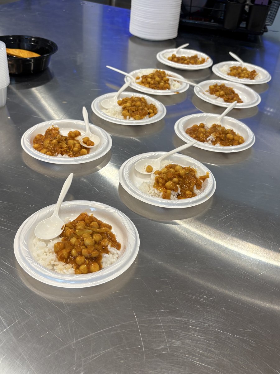 RemingtonEDU's tweet image. Remington College–Cleveland Campus 🍽️Chef Patrick and student Josh partnered with the Greater Cleveland Food Bank to prepare Chickpea Marsala and serve the community! 
#remingtoncollege #Cleveland #feildtrip