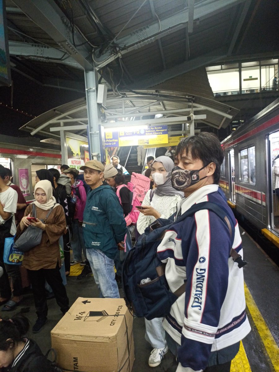 Matthew_Tirta's tweet photo. @panadaikan @CommuterLine Ketemuan di eskalator peron 5 kak pakai jaket spalding biru putih https://t.co/XKcQRTm29d