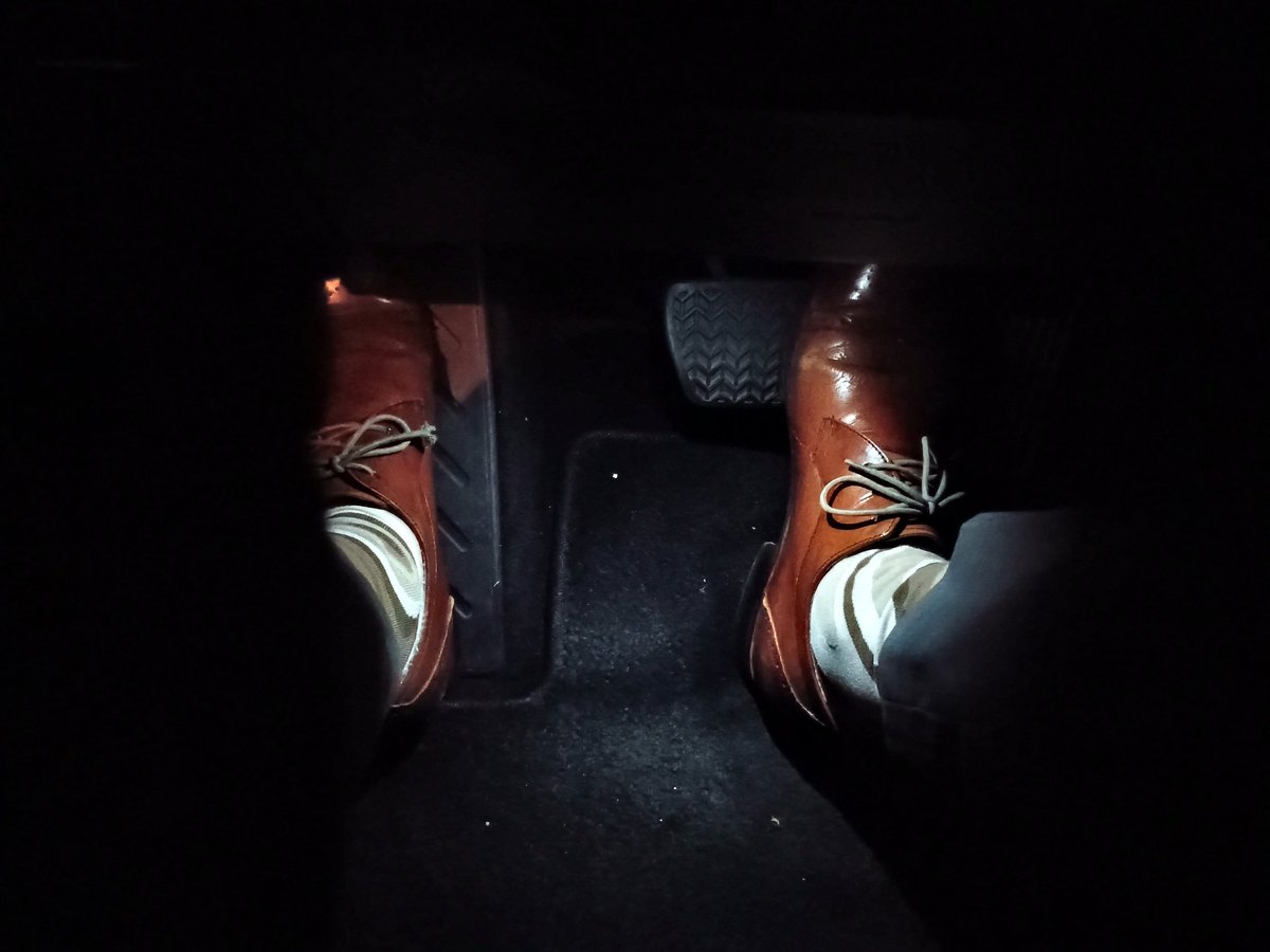 HHSuitDad44's tweet photo. 車子都開了半年，才發現底下有燈🫣

The footwell lights in my new SUV https://t.co/1AuAOc4TfI