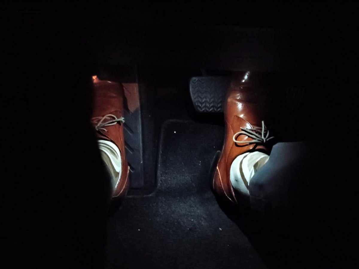 HHSuitDad44's tweet photo. 車子都開了半年，才發現底下有燈🫣

The footwell lights in my new SUV https://t.co/1AuAOc4TfI