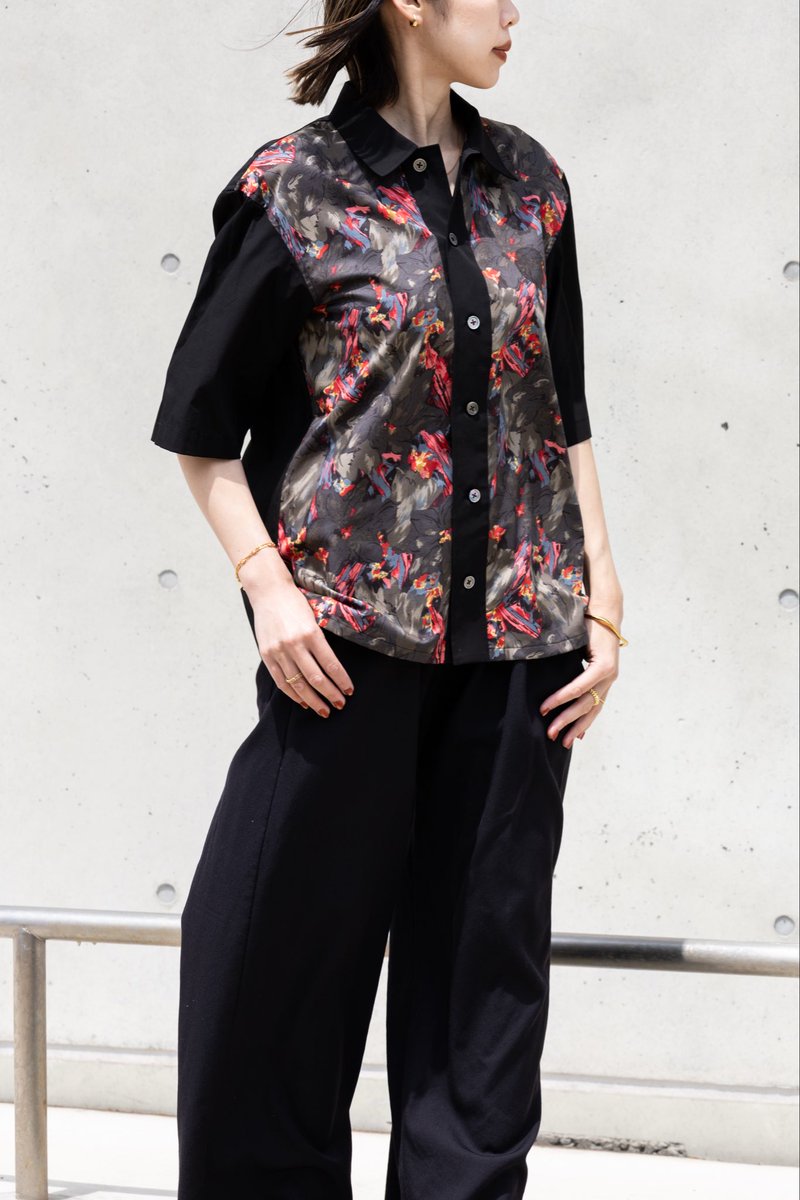 noirfr's tweet photo. お花の刺繍とお花のプリントが素敵な半袖シャツは、肘が隠れる袖丈も素敵。 https://t.co/NeddRkt1ew