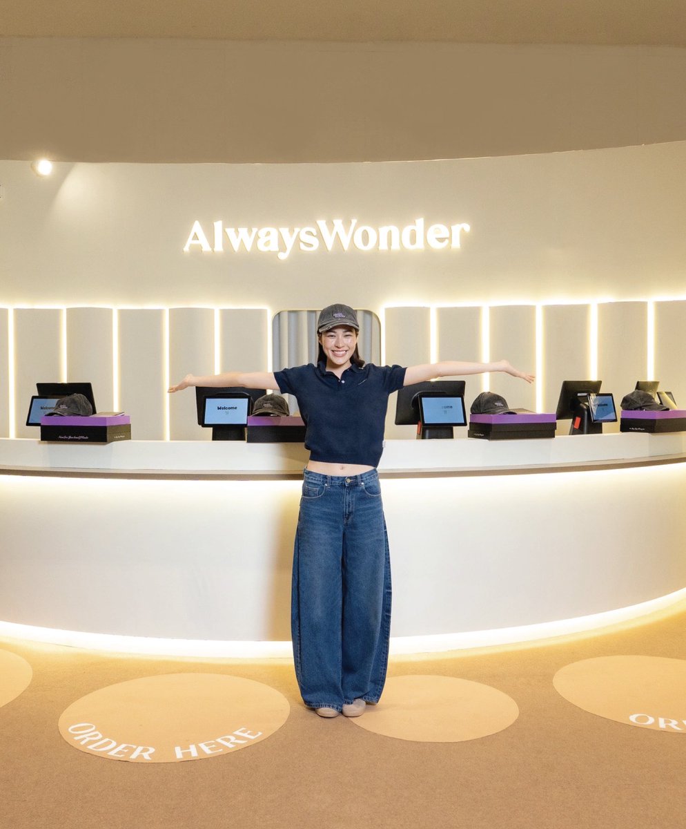 MnThy14's tweet photo. the first AW pop-up store at Siam Paragon last year 
4 days summed up in 4 pictures
so proud of you @.linglingsirilak 

CEO 00K POP UP STORE
#AlwaysWonderAtSiamParagon
#linglingkwong #หลิงหลิงคอง https://t.co/DJlZxIq1yb