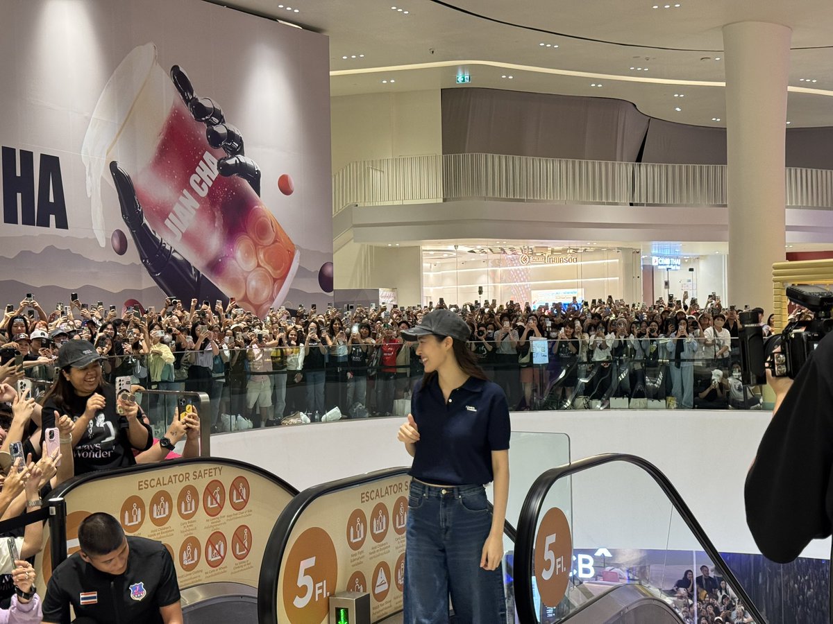 MnThy14's tweet photo. the first AW pop-up store at Siam Paragon last year 
4 days summed up in 4 pictures
so proud of you @.linglingsirilak 

CEO 00K POP UP STORE
#AlwaysWonderAtSiamParagon
#linglingkwong #หลิงหลิงคอง https://t.co/DJlZxIq1yb