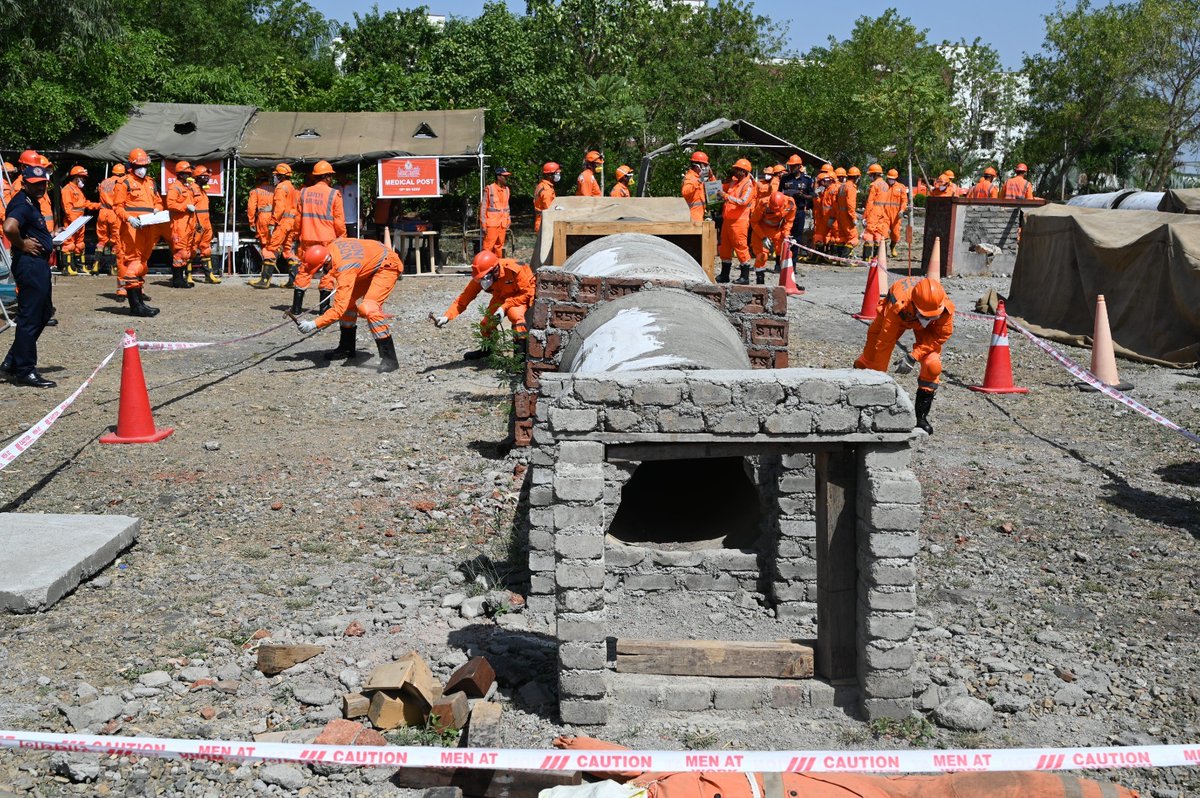 05NDRF's tweet image. 🔰 @05BnNDRF

📍 CSSR Competition &amp;amp; ONE Minute Drill
👨‍🎓 RRC Palghar (05 Bn HQ)

🎯 Enhancing response capability through realistic drills.

“Practice today, protect tomorrow.” 🇮🇳

#NDRF #DisasterPreparedness #Response
@NDRFHQ @ndmaindia @ANI