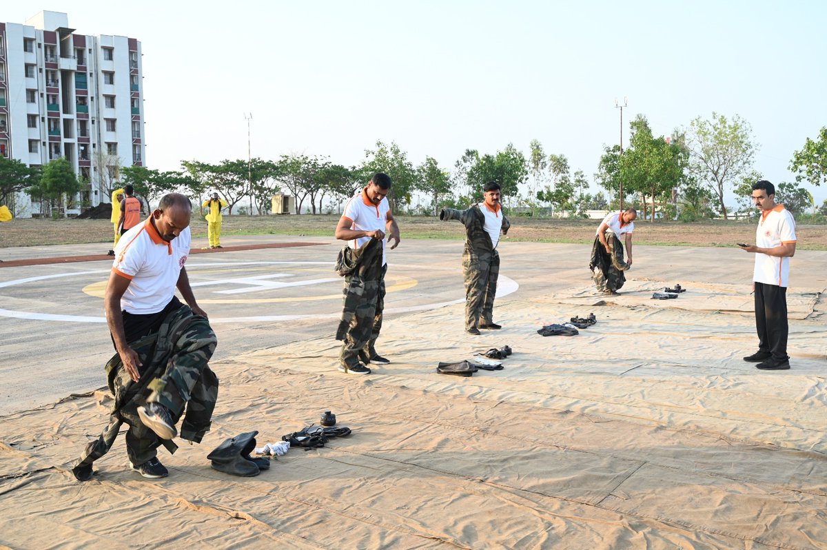 05NDRF's tweet image. 🔰 @05BnNDRF

📍 CSSR Competition &amp;amp; ONE Minute Drill
👨‍🎓 RRC Palghar (05 Bn HQ)

🎯 Enhancing response capability through realistic drills.

“Practice today, protect tomorrow.” 🇮🇳

#NDRF #DisasterPreparedness #Response
@NDRFHQ @ndmaindia @ANI