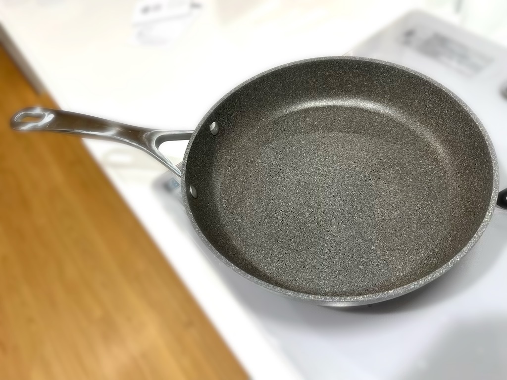 solblog_365's tweet photo. プロ料理人がこぞって愛用しているイタリア生まれのバッラリーニのフライパン。くっ付きにくいのは勿論、コーティングが頑丈なのであまり気を使わずに済みます。小さいサイズを買いましたが、大きいサイズも買い換えようか検討中。
#フライパン #自炊 #料理男子 #BALLARINI
https://t.co/Kz58nXnLDm https://t.co/XHnHRVxhIp