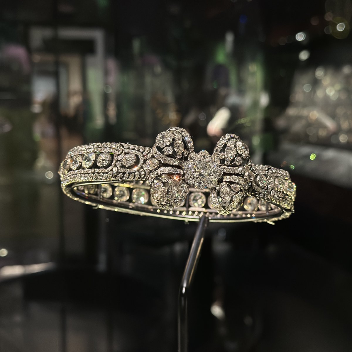 先日、ロンドンのV&amp;A博物館で期間限定で展示されているアルビオンアートのジュエリーを観てきました。ティアラはどんな角度からでも見られるようにディスプレイされていて嬉しかったです。裏側がどうなっているのか分かると倍楽しい。
#victoriaandalbertmuseum #albionartcollection