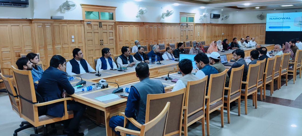 DcNarowal's tweet photo. کمشنر گوجرانوالہ محمد علی کی ڈپٹی کمشنر آفس کےمیٹنگ روم میں مختلف محکموں کے افسران سے تعارفی میٹنگ۔ https://t.co/MnhQWr1wmT