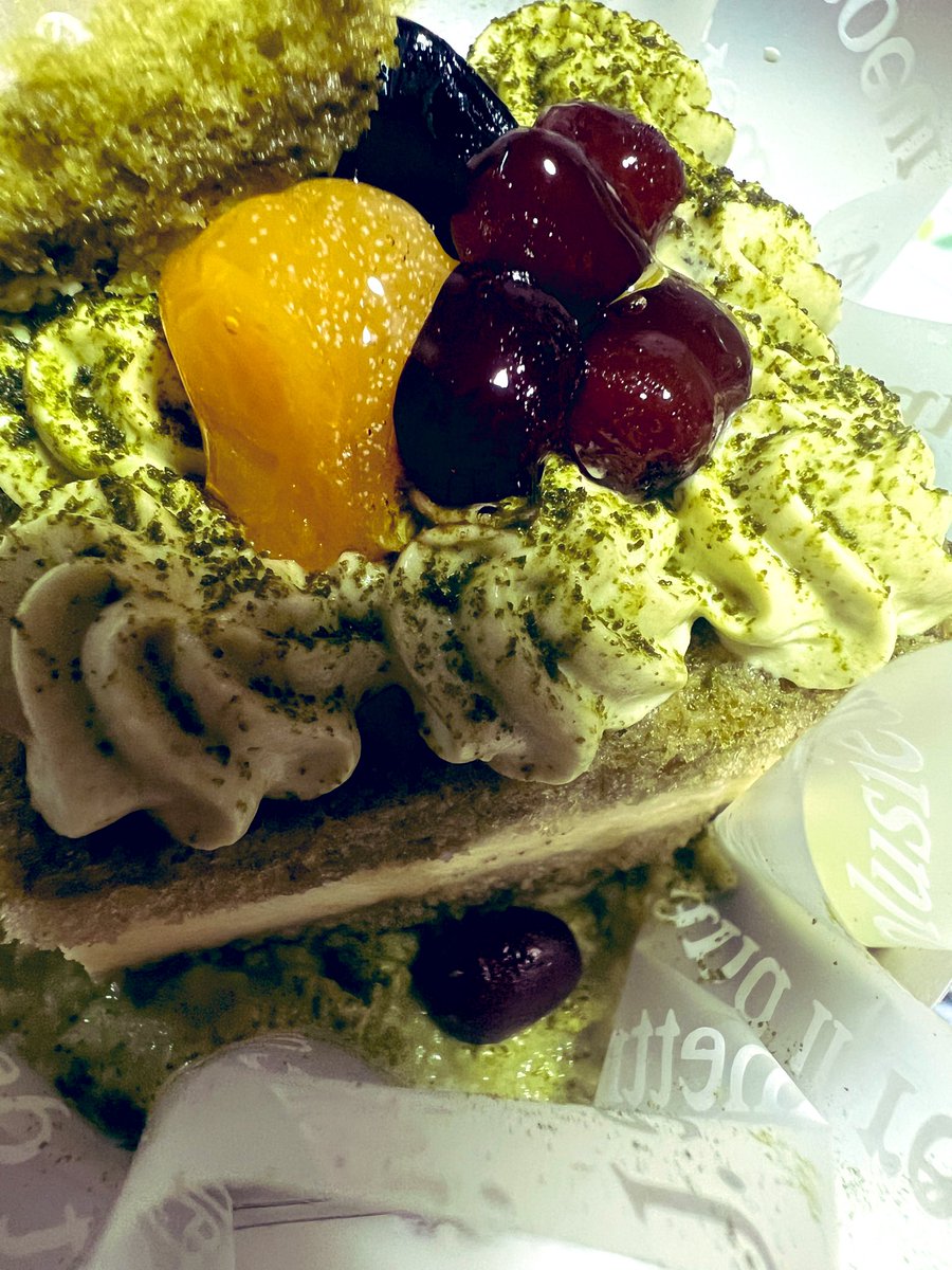 0c_0bbb's tweet photo. みどりの日なので緑色のケーキ食べちゃおっと🎶誕生日おめでとうわたし🎶 https://t.co/nGQHz4wQec