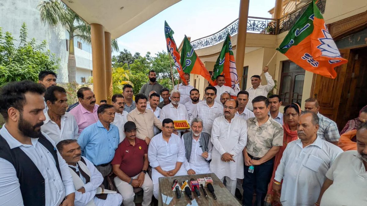 s39809266's tweet photo. @tarunchughbjp @narendramodi @BJP4India @AmitShah @blsanthosh @PMOIndia पश्चिम बंगाल, असम और पुडुचेरी में भाजपा की प्रचंड विजय पर सभी कार्यकर्ताओं एवं समर्थकों को हार्दिक बधाई।

माननीय प्रधानमंत्री श्री नरेन्द्र मोदी जी के नेतृत्व में देश निरंतर प्रगति के पथ पर अग्रसर है। https://t.co/ZrbAYRaoen