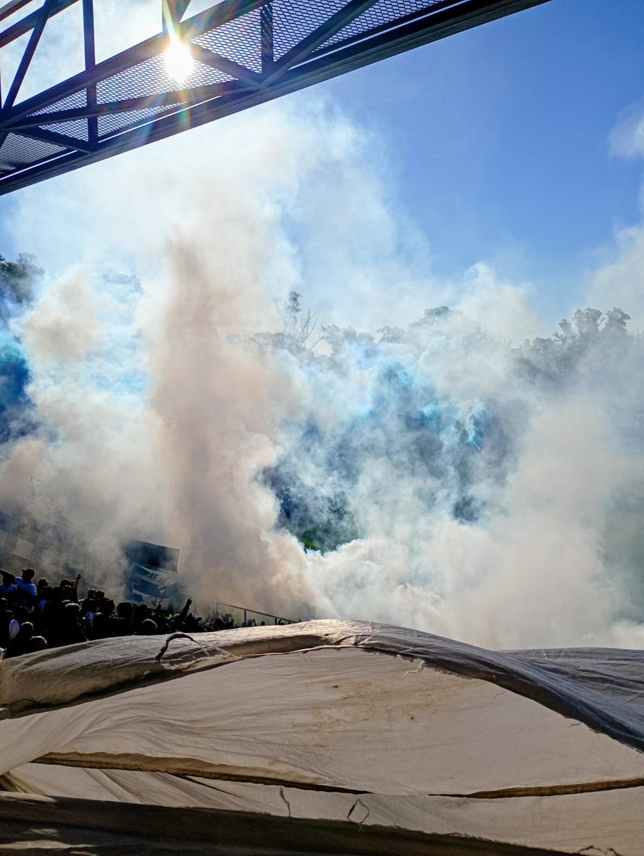 NicolasLemma's tweet photo. Cuando te conocí en el bosque, de estos colores quedé fascinado.. Mi viejo me inculcó este sentimiento, y hasta el Diego quedó enamorado.
Así van pasando los años, en la tribuna siempre respondemos, a todos lados yo voy a seguirte.. Todas las canchas a dónde juguemos 💙🇭🇳 https://t.co/eXhB3A5wD0