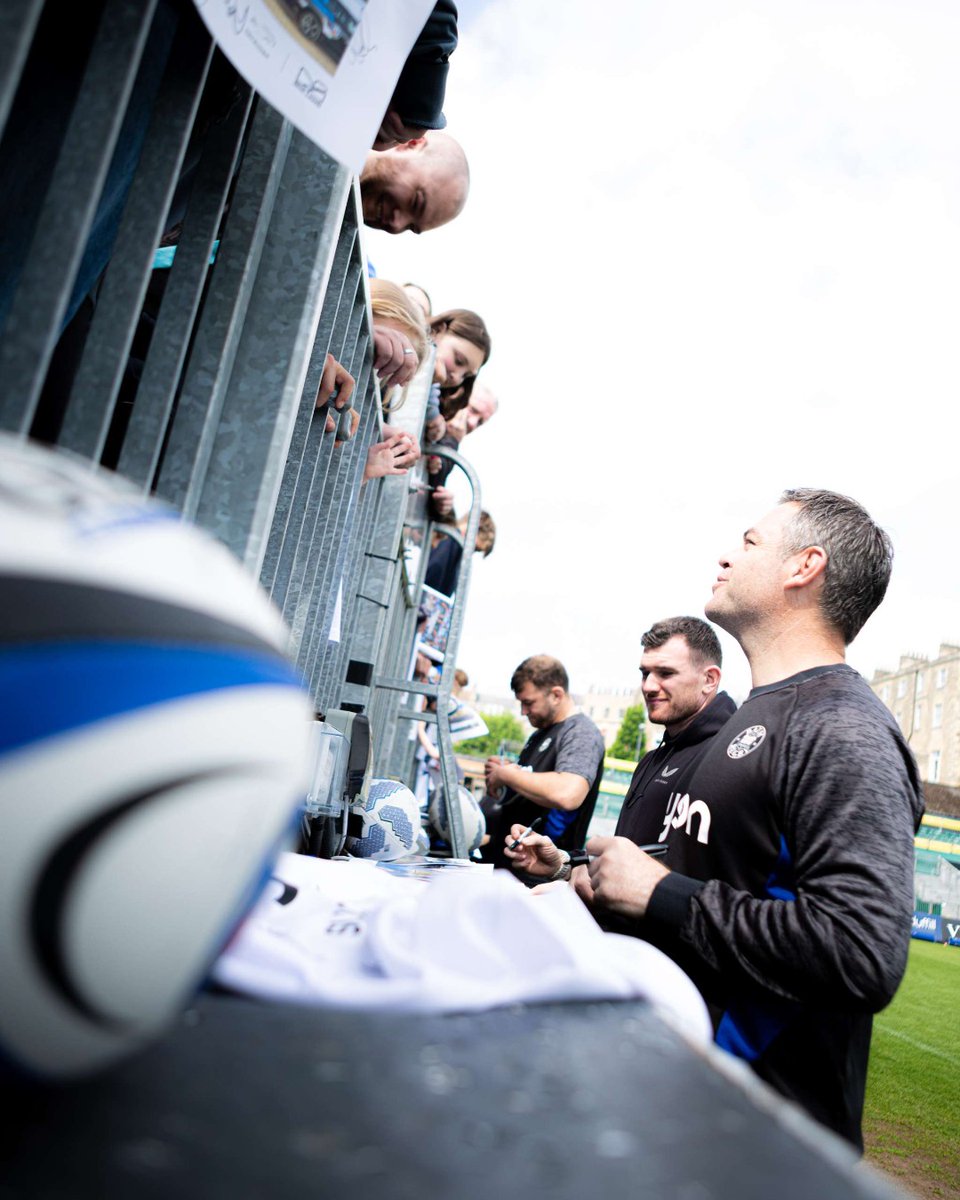 BathRugby's tweet photo. Moments that matter 💙🖤🤍

Plenty of smiles and signatures with the squad after Open Training.
Thanks to everyone who came down and made it special 🙌

🤝 @dicklovett https://t.co/TvTTz4CQQO