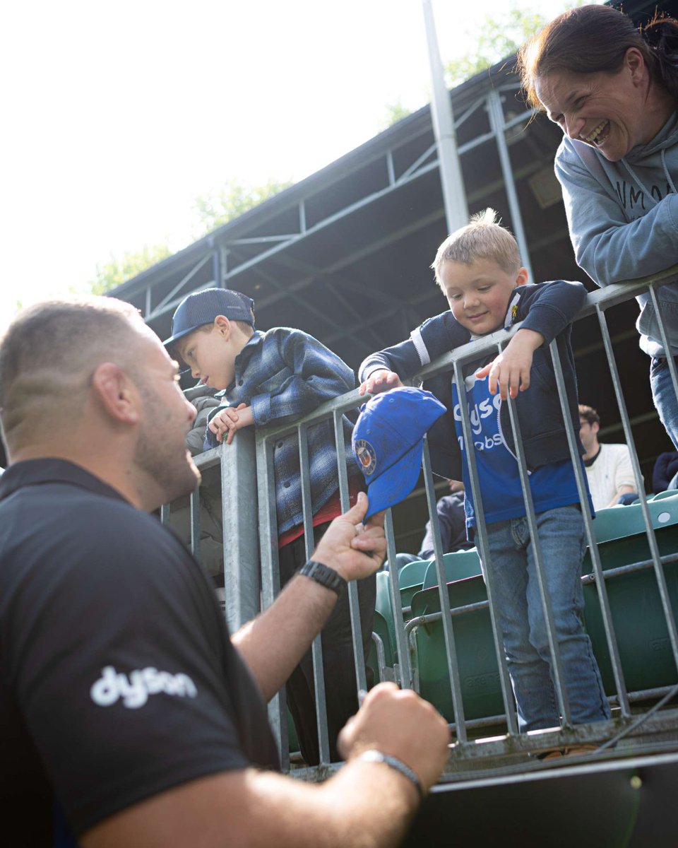 BathRugby's tweet photo. Moments that matter 💙🖤🤍

Plenty of smiles and signatures with the squad after Open Training.
Thanks to everyone who came down and made it special 🙌

🤝 @dicklovett https://t.co/TvTTz4CQQO