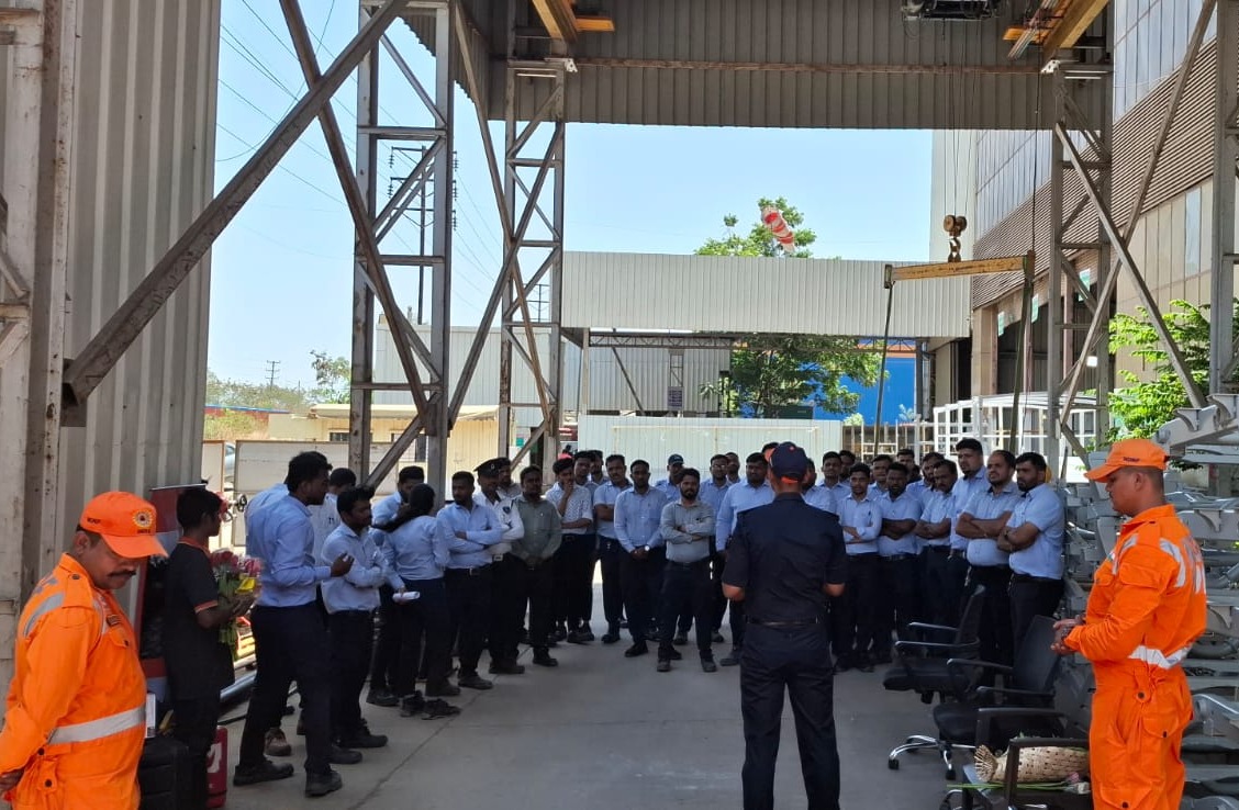 05NDRF's tweet image. 🛡️ @05BnNDRF

📍 Community Awareness Programme (CAP)
🏭 Mungi India Pvt. Ltd.Chakan

🎯 Strengthening disaster response awareness. 🇮🇳

#NDRF #DisasterPreparedness #CAP
@NDRFHQ @ndmaindia @ANI