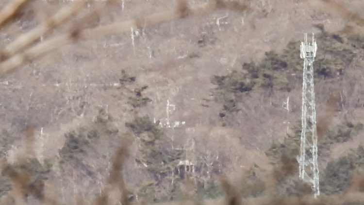 TK_techwatch's tweet photo. 赤城山パノラマ展望台の様子。ニューイヤー駅伝開催時に、テレビ中継のために伝送拠点が設置される場所だが、麓からその様子を見るのは難しい。狭いし観光客向けの設備は無いが、展望台としては機能しているようです。天気が良ければ夜景はかなり期待できそう。 https://t.co/uMLd05y8Ke