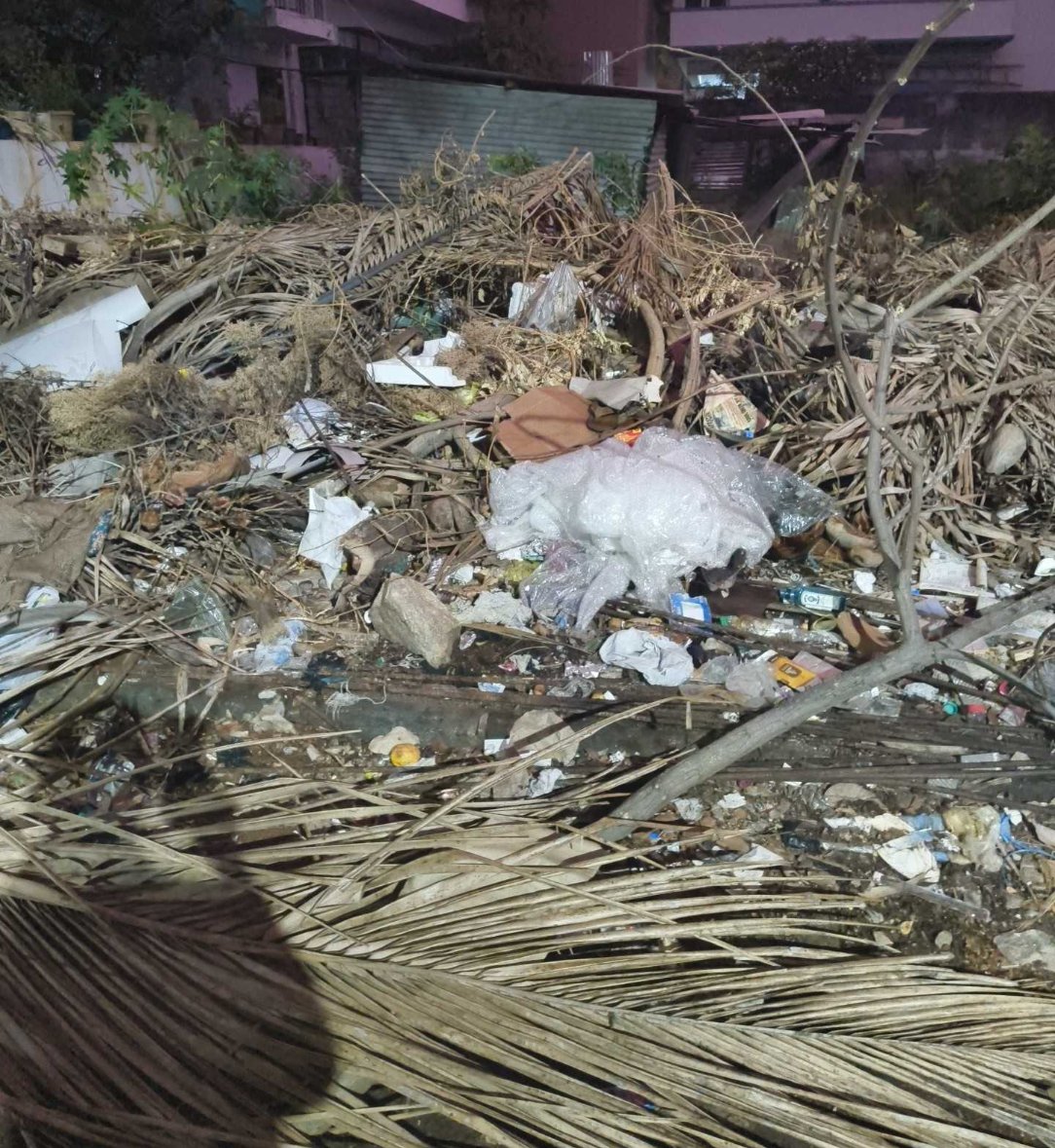 ssmasan219's tweet photo. Illegal garbage dumping in a vacant site causing foul smell and public nuisance.

Ayurveda hospital nearby—affecting hygiene and patient care.

Ownership unclear. Request immediate action to clear waste and stop dumping.

@bbmpcommr  @CMofKarnataka https://t.co/JXzODP26Nl