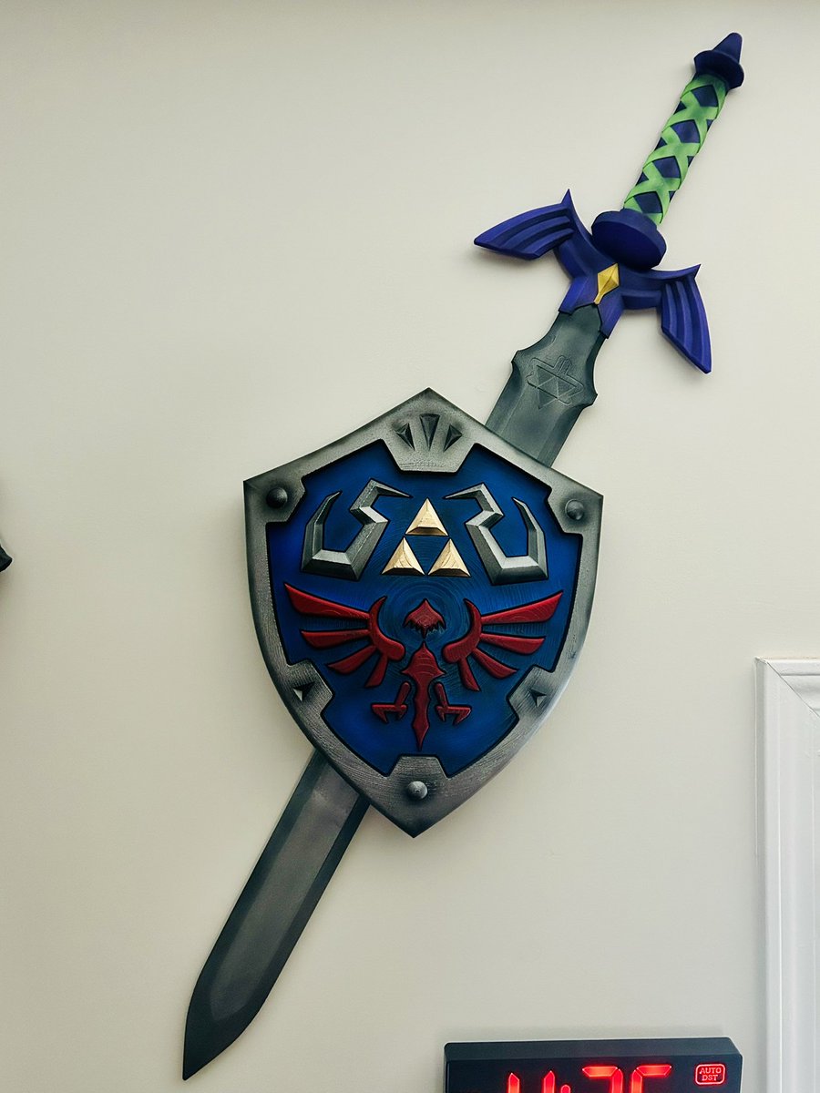 ApexalphaLabs's tweet photo. Getting back into large scale 3D printing &amp; painting. Links Hylian shield + Master Sword and an Attack Troll bust from Lord of The Rings. https://t.co/4GYXzi7qn2