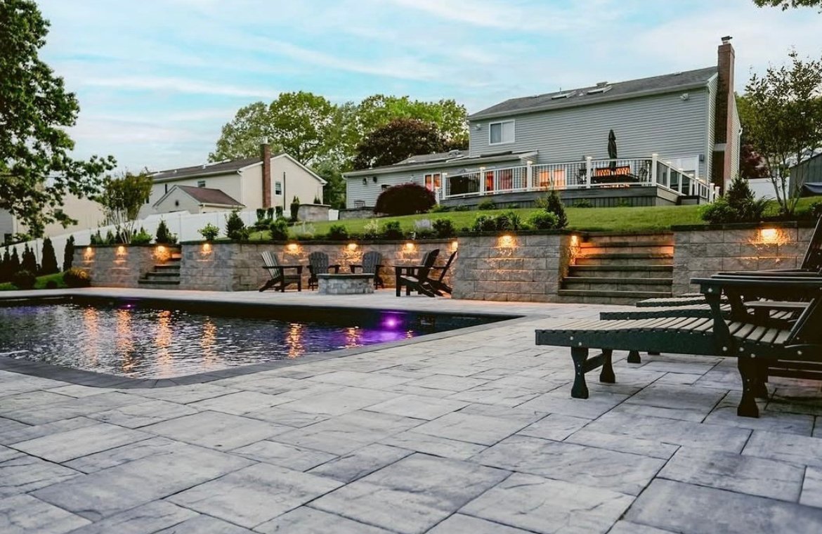 CambridgePavers's tweet image. This beautifully layered backyard design brings together a refined pool patio, integrated seating walls, and a central fire feature to create a space that feels both intentional and inviting. Built by: Flawless Masonry

#CambridgePavers #OutdoorLiving #BackyardDesign