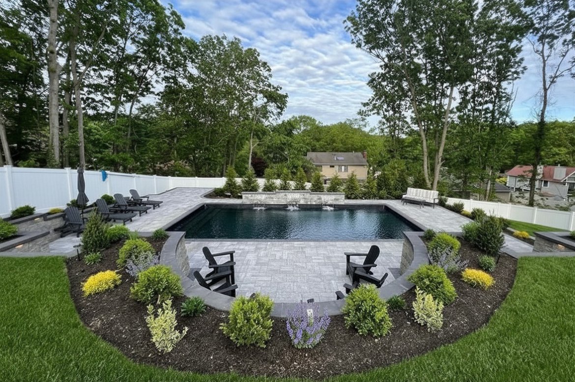 CambridgePavers's tweet image. This beautifully layered backyard design brings together a refined pool patio, integrated seating walls, and a central fire feature to create a space that feels both intentional and inviting. Built by: Flawless Masonry

#CambridgePavers #OutdoorLiving #BackyardDesign