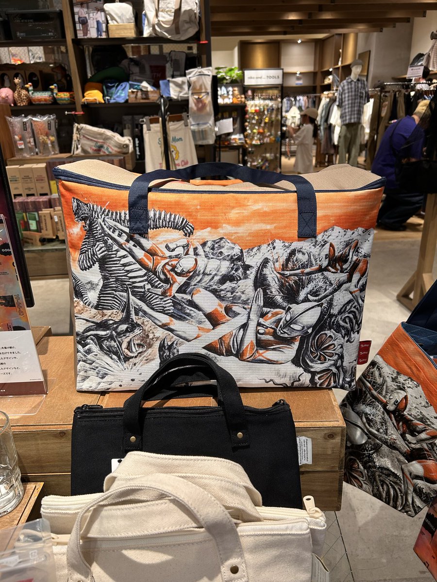 ニコアンド、相変わらずおもしれー店。 ダダの柄の氷嚢とかあった。