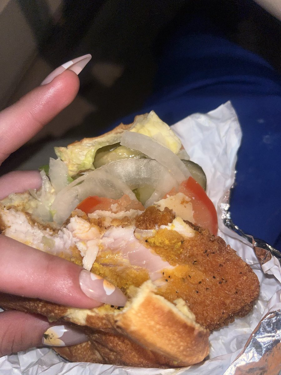 Mishaamishaaaa's tweet photo. They need to shut that damn Wendy’s on Hudson down not only are they slow af Down to everybody in there,the manager didn’t want to give me best a refund like look at that shit they lucky I wasn’t with my girl I would’ve flipped that bitch upside down over a $12 meal  💯😂 @Wendys https://t.co/pUPggzKMfd