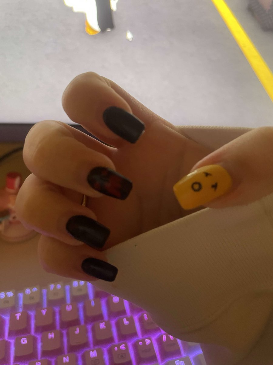 euwnio's tweet photo. #mourning my devesquot nails rn https://t.co/8WvMD1OAox