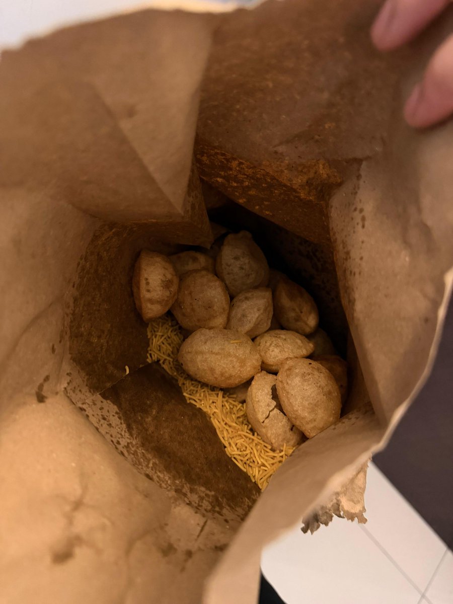 aditya__garg's tweet image. @Swiggy absolute disaster of a delivery today 
Order 236865747860561:
❌ Panipuri from 4km away-took 1.5 HOURS
❌ Packet arrived torn
❌ Only aloo for 5 of 20 pani pooris
❌ Customer care dropped my call TWICE

This is what ₹263 gets you? Shameless. 🙂
#Swiggy #CustomerService