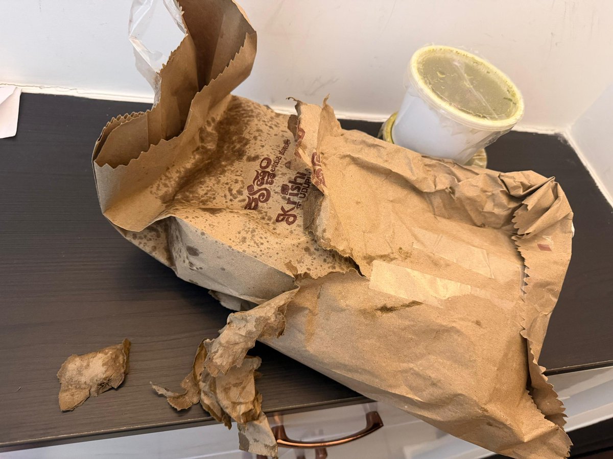 aditya__garg's tweet image. @Swiggy absolute disaster of a delivery today 
Order 236865747860561:
❌ Panipuri from 4km away-took 1.5 HOURS
❌ Packet arrived torn
❌ Only aloo for 5 of 20 pani pooris
❌ Customer care dropped my call TWICE

This is what ₹263 gets you? Shameless. 🙂
#Swiggy #CustomerService
