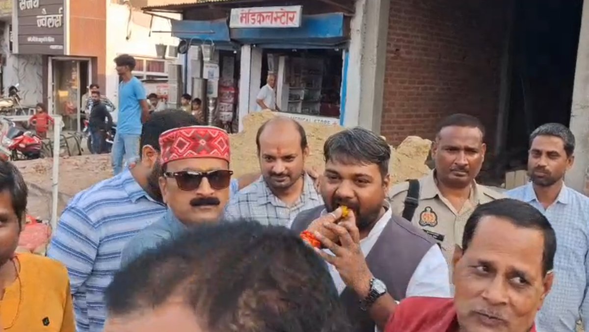 jmdnewsflash's tweet image. #Kanpur पश्चिम बंगाल, असम और पुडुचेरी चुनाव में भाजपा की ऐतिहासिक जीत के बाद कानपुर के चौबेपुर कस्बे में जश्न का माहौल देखने को मिला। बिल्हौर विधायक राहुल बच्चा सोनकर के साथ सैकड़ों कार्यकर्ताओं ने गाजे-बाजे और आतिशबाजी के बीच जीत का जश्न मनाया। विधायक ने कस्बे में घूम-घूमकर