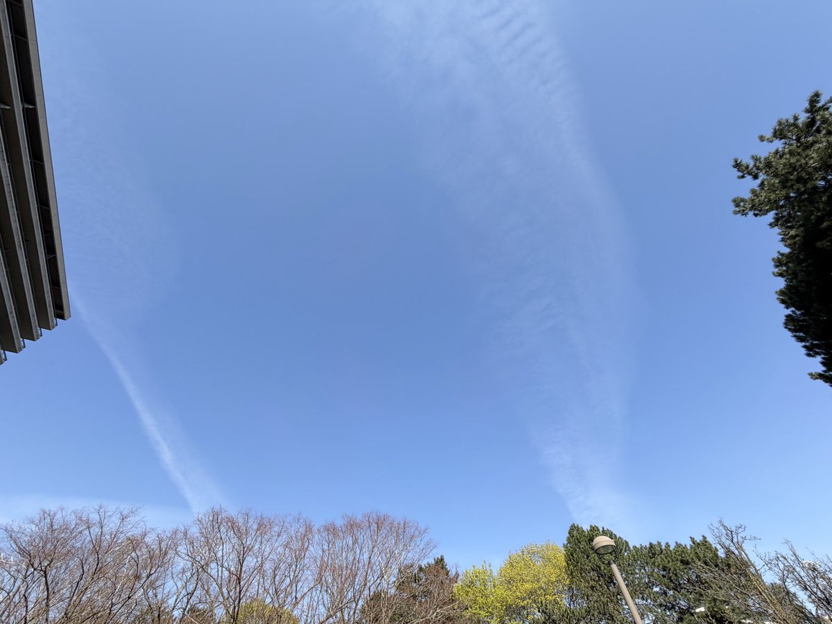 paulyb_dr's tweet image. Follow-up: sharing photos from today. The trails didn’t disappear, they spread out and formed a haze across the sky. This is what people are seeing on clear days.

Ontarians deserve transparency on air quality, environmental impact, and health.

#Ontario #AirQuality #Transparency
