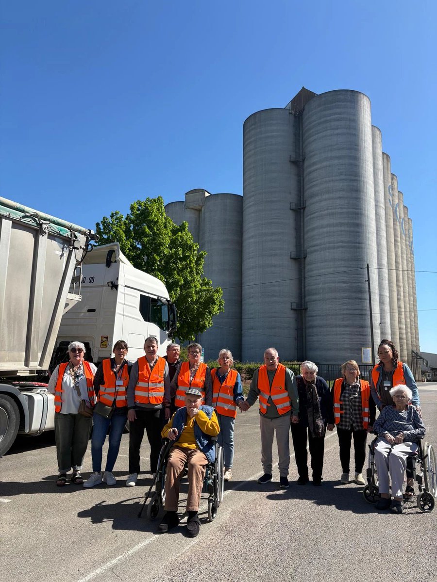 scaracoop's tweet photo. 🤝Une belle rencontre intergénérationnelle

Nous avons reçu le jeudi 29 avril les élèves de l’école d’Arcis et les résidents de la maison de retraite d'Arcis pour les
#OlympiadesIntergénérationnelles.
Découverte des grains, visite du silo, échanges sur le monde agricole. https://t.co/rfEukBNhTE