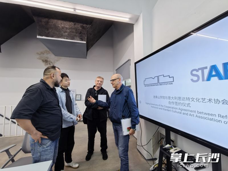 ChangShaDaily's tweet image. On May 2, Refrain Mountain Institution and Startè Italia | Associazione Culturale signed a memorandum of understanding at Wumuchong International Art Park in Meitanba Town, Ningxiang. #art #artwork #culture #Italy #Changsha #Ningxiang 
icswb.com/h/106434/20260…