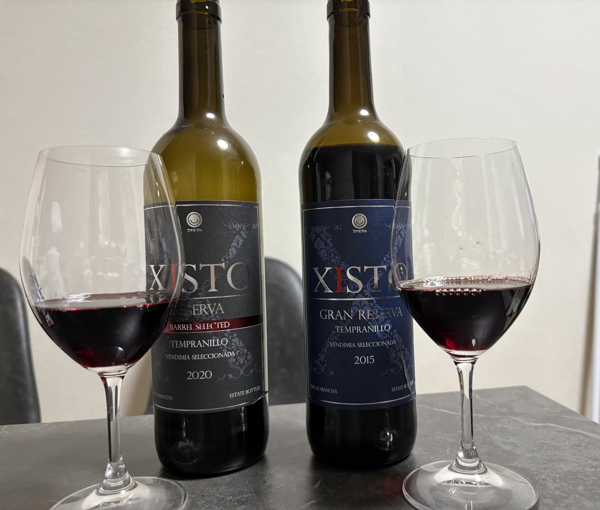 レゼルバの方が樽感強くて、単体で飲むなら分かりやすく美味しいな🍷
手軽に楽しみたい時や、あまりワインに慣れ親しんでいない人はこっちのがお勧めできるかもしれない！
グランレゼルバはこれで1000円ちょいは格安過ぎる、素晴らしい熟成感！
料理と合わせて楽しむなら断然こちら。
美味いぃ🤤