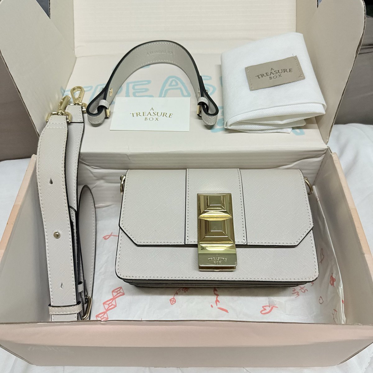 littlecloudnin1's tweet photo. ✨👜 a treasure box : layer s สี Ivory👜✨
📦มีอุปกรณ์ครบ
🏷ส่งต่อ : 2590 รวมส่ง
🧤used like very new ใช้งานน้อย สภาพสวยใหม่ มีรอยการใช้งานทั่วไปเล็กน้อย

#atreasurebox #atreasureboxbag #ส่งต่อatreasurebox #atreasureboxส่งต่อ #ส่งต่อกระเป๋ามือ2 #ส่งต่อatb https://t.co/5ZSTSE2ms8
