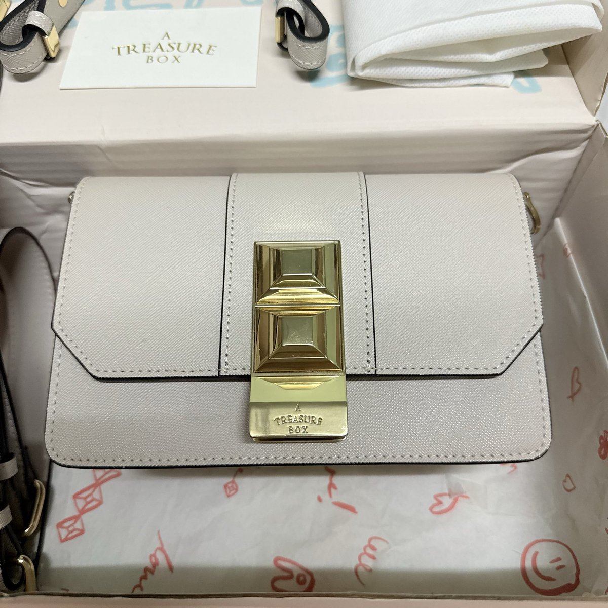 littlecloudnin1's tweet photo. ✨👜 a treasure box : layer s สี Ivory👜✨
📦มีอุปกรณ์ครบ
🏷ส่งต่อ : 2590 รวมส่ง
🧤used like very new ใช้งานน้อย สภาพสวยใหม่ มีรอยการใช้งานทั่วไปเล็กน้อย

#atreasurebox #atreasureboxbag #ส่งต่อatreasurebox #atreasureboxส่งต่อ #ส่งต่อกระเป๋ามือ2 #ส่งต่อatb https://t.co/5ZSTSE2ms8