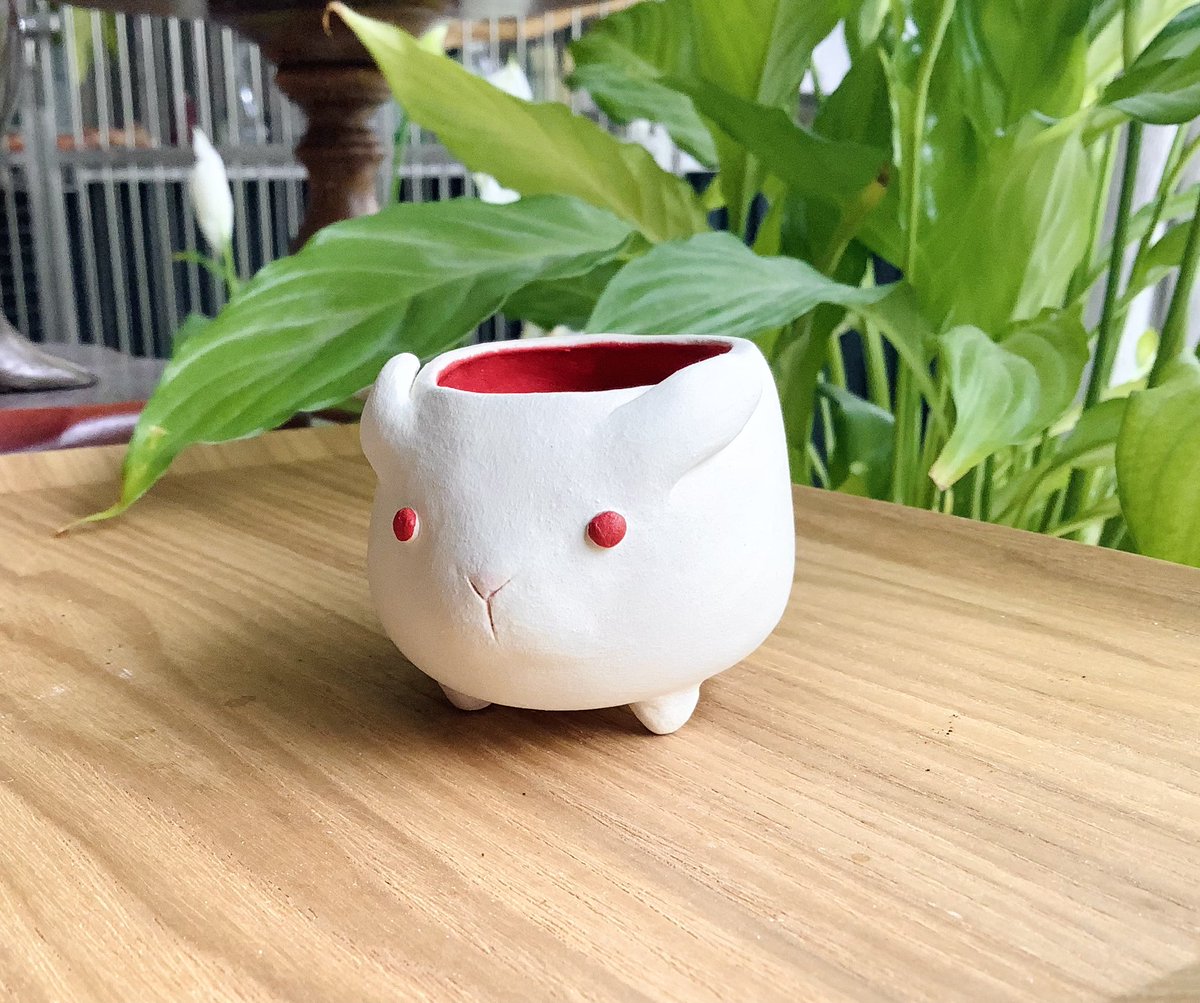MidoriTakaki's tweet image. After years of indecision, I have finally had a vision to complete this little rabbit. Snow rabbit. It’s a container for your inner calmness. 
#rabbit #ceramics
