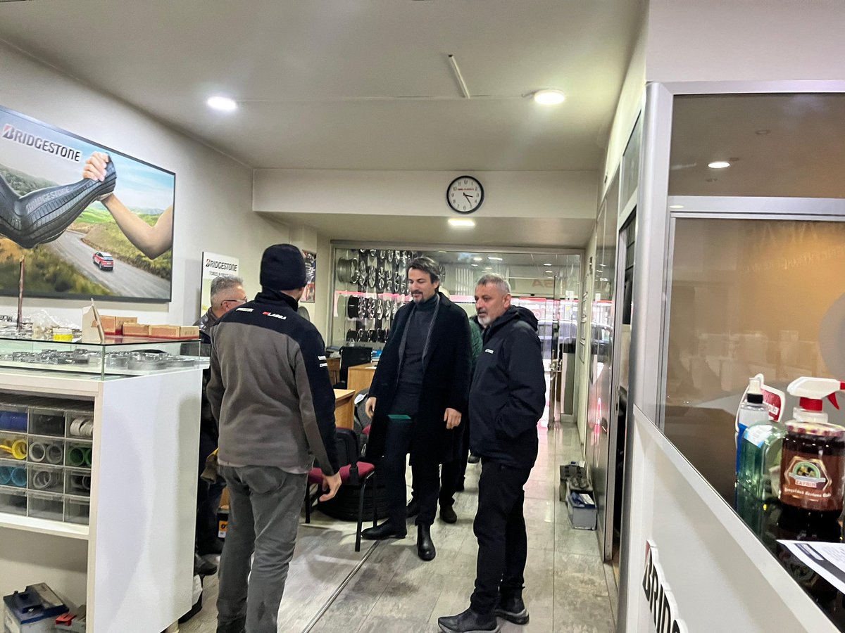 vekilimizeylem's tweet photo. 📍ZONGULDAK / Kdz. Ereğli 

Sahadayız! 

Genel Başkanımızın talimatıyla 81 ilde, 973 ilçede başlattığımız saha çalışmamız kapsamında Kdz. Ereğli Belediye Meclis üyelerimizle birlikte Atatürk Bulvarı (Ofis Yolu) ve Kışla Sanayi’nde esnaflarımızı ziyaret ederek hem hal hatır sorduk hem de talep ve önerilerini dinledik.

En büyük sorunun geçim derdi olduğu bu ortamda; geçim yoksa seçim var diyoruz! 

Üretenin, emek verenin yanında olmaya; sorunları yerinde dinleyip çözüm için çalışmaya devam edeceğiz. Bu kara düzeni omuz omuza beraber değiştireceğiz. 

#CHPSahada
#zonguldak 
#kdzereğli̇ 
#SahaÇalışması